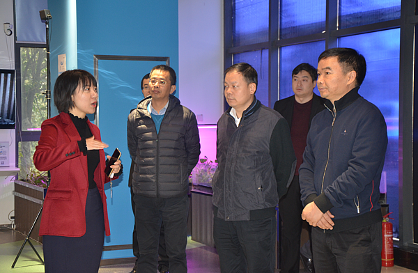 向考察组汇报展厅相关情况.png