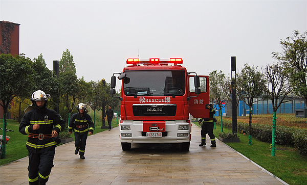 消防救援车急速赶到_副本.jpg 消防救援车急速赶到_副本.jpg